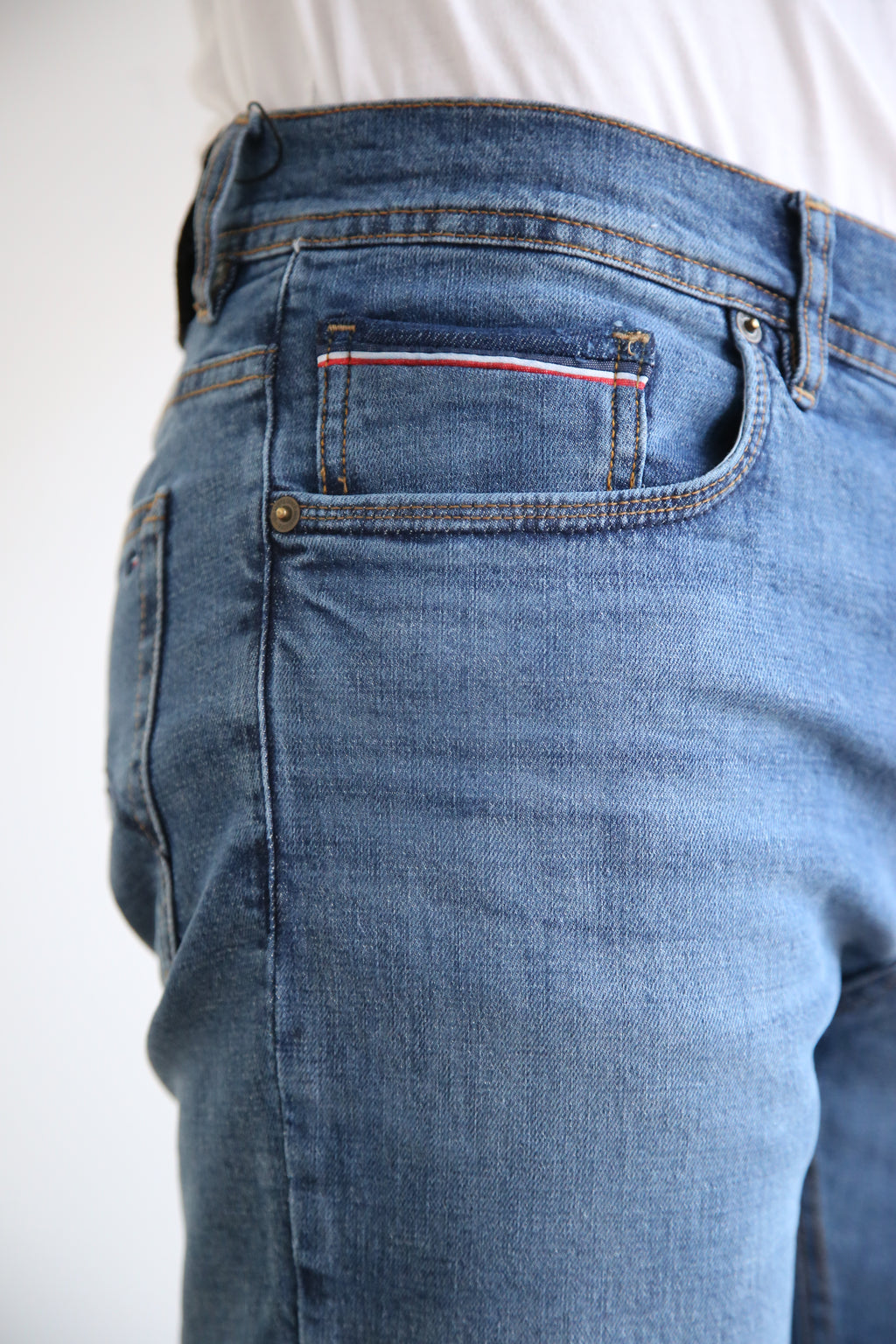 Pantalón cinco bolsillos de corte Regular.