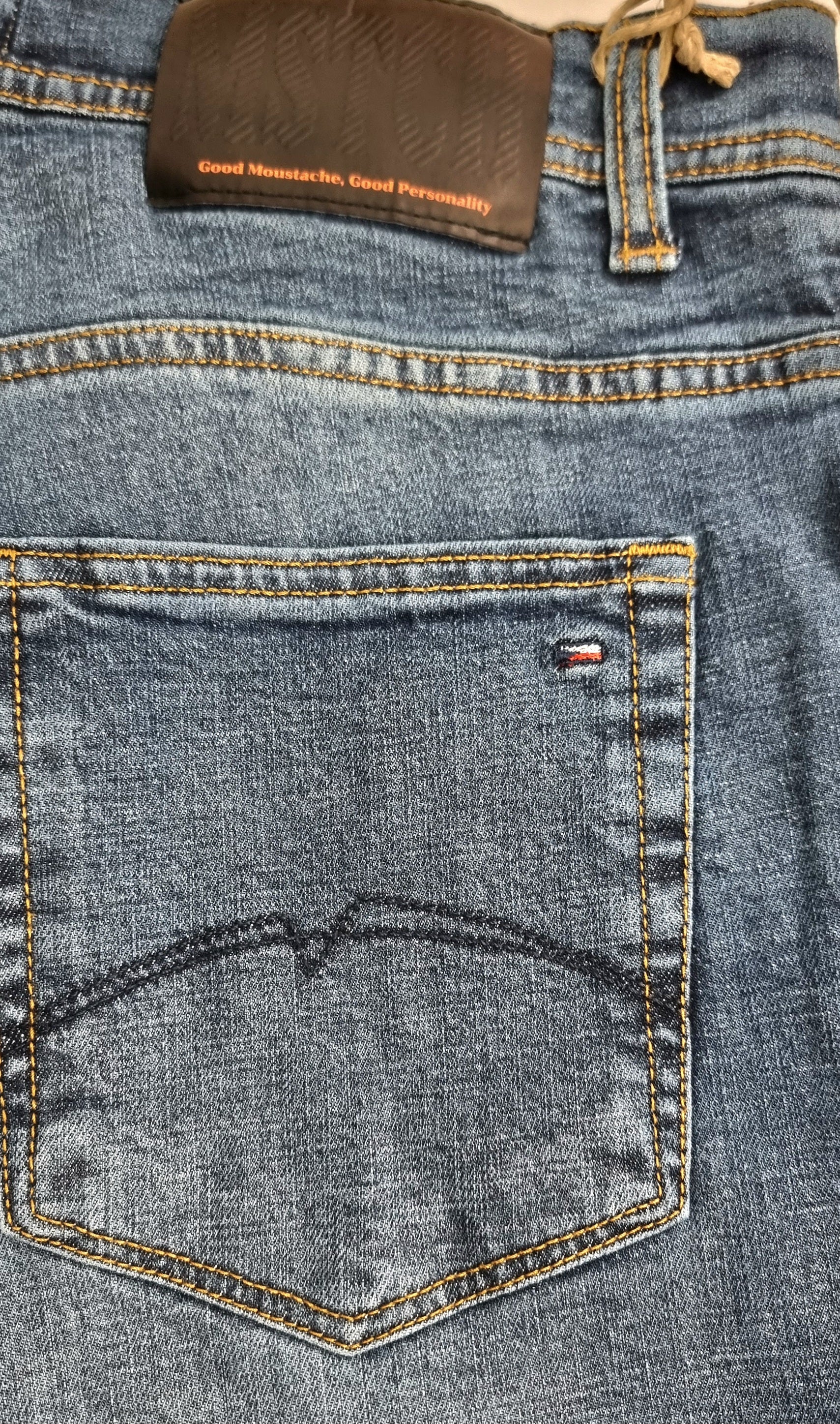 Pantalón cinco bolsillos de corte Regular.