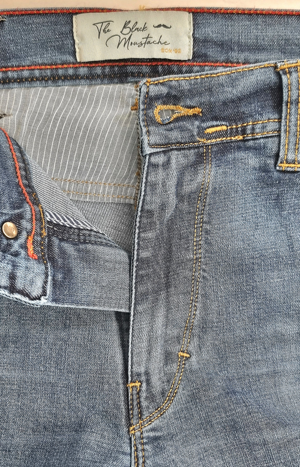 Pantalón cinco bolsillos de corte Regular.