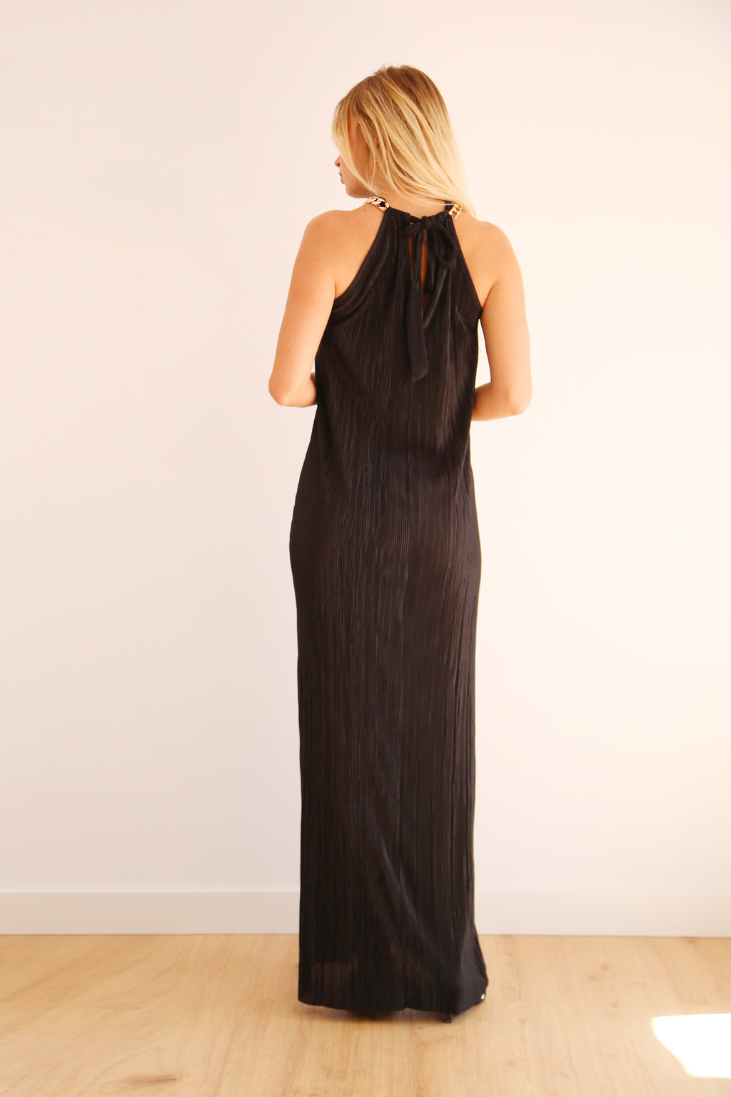Vestido largo plisado con cadenas