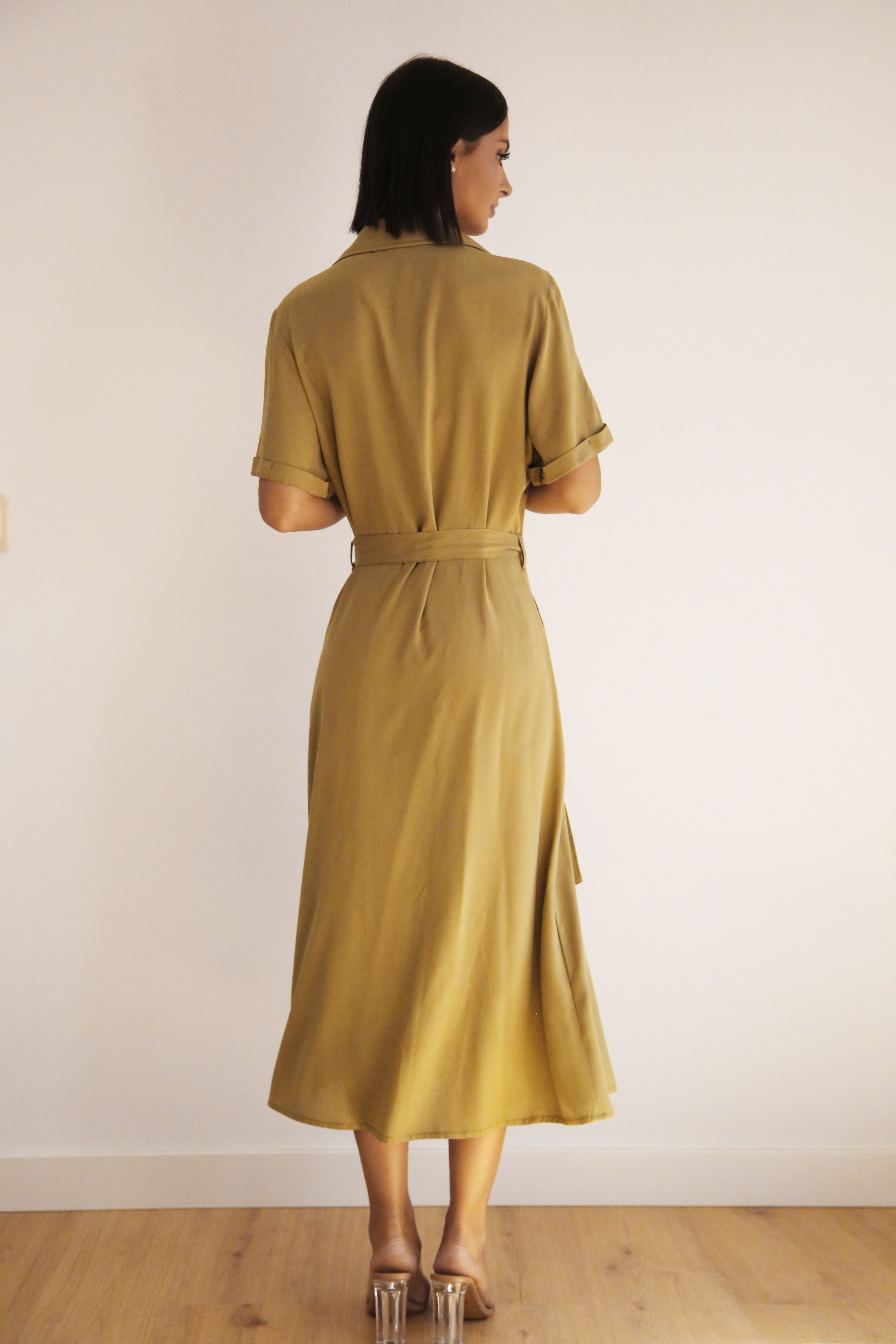Vestido estilo sahariano con lazada