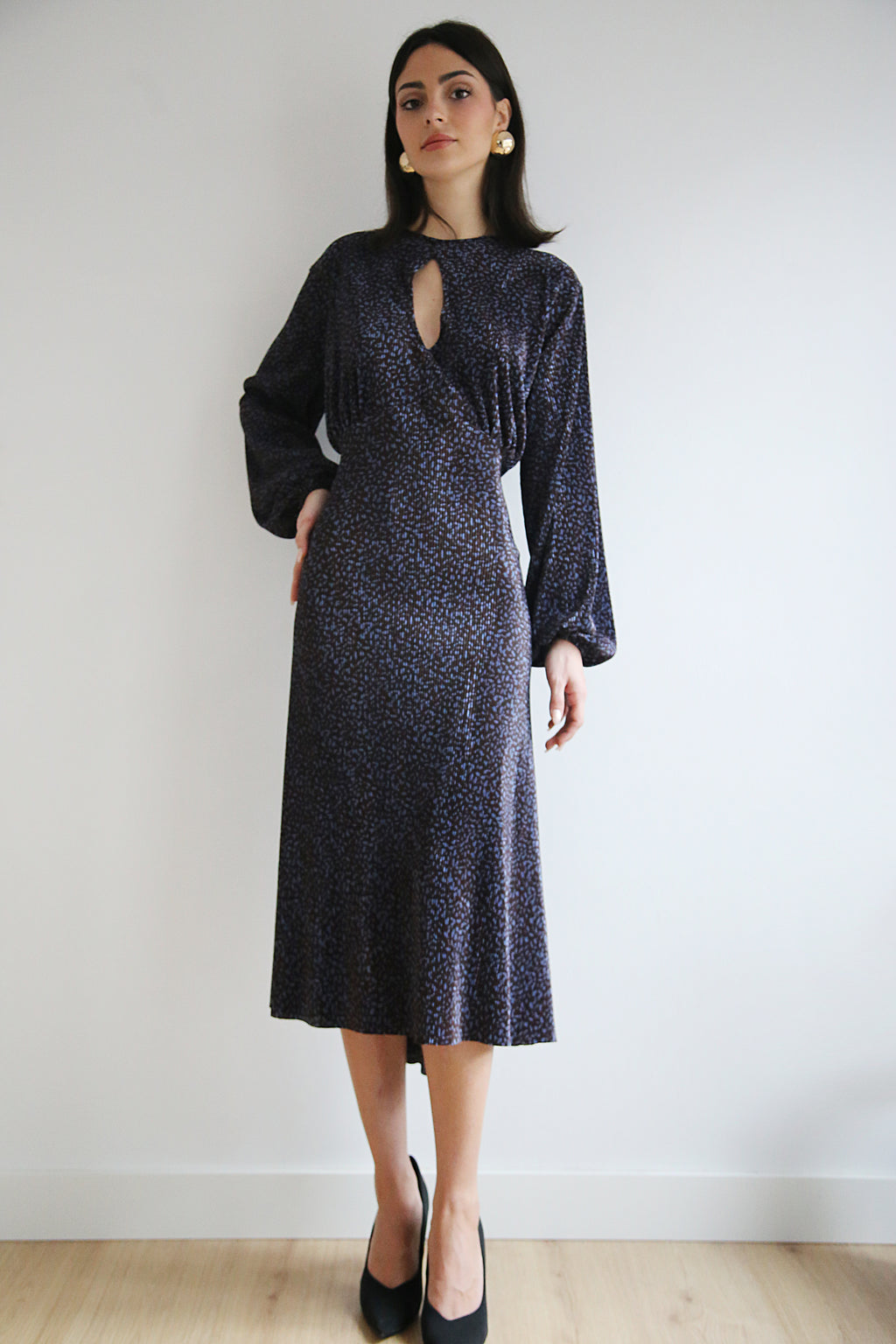 Vestido estilo midi,microestampado azuladol.