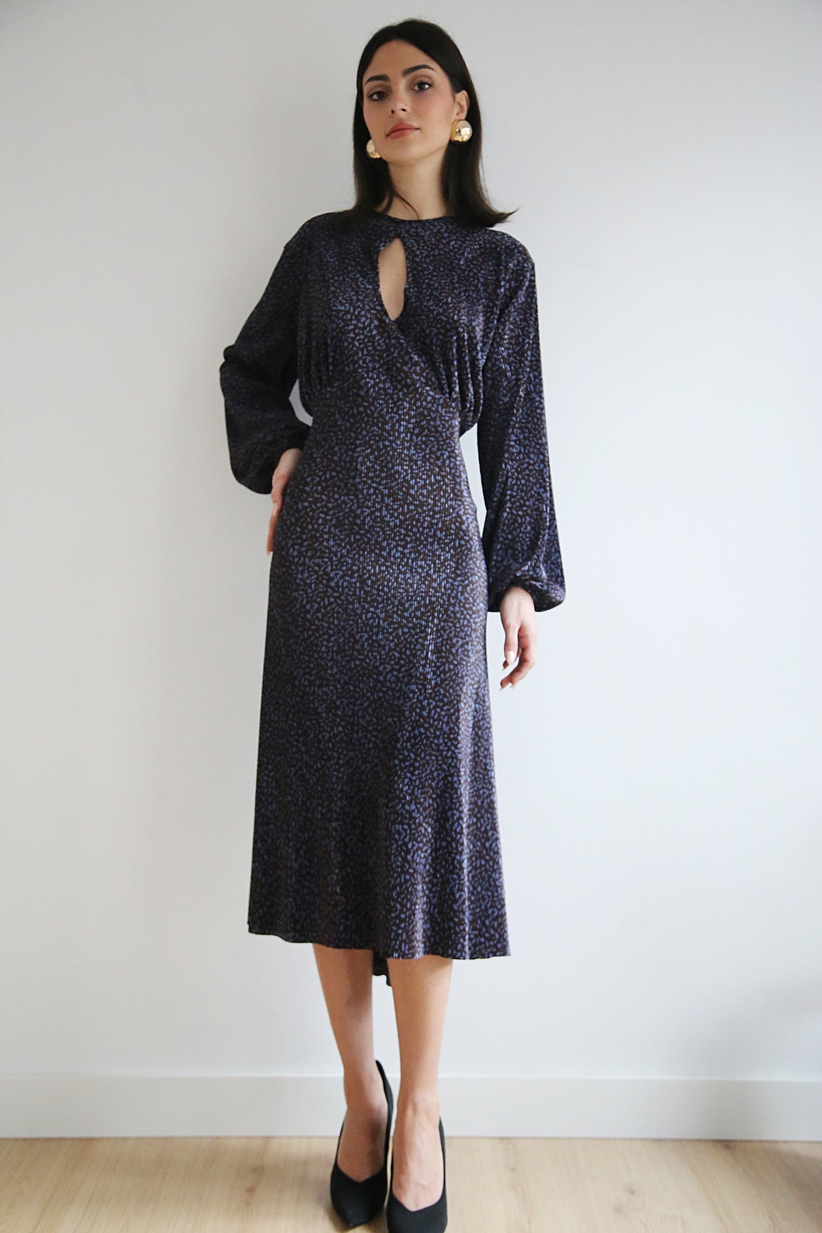 Vestido estilo midi,microestampado azuladol.