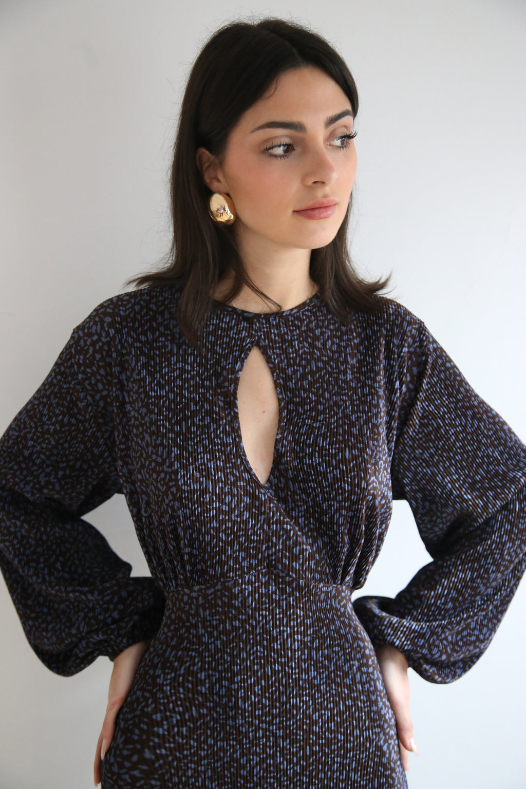 Vestido estilo midi,microestampado azuladol.
