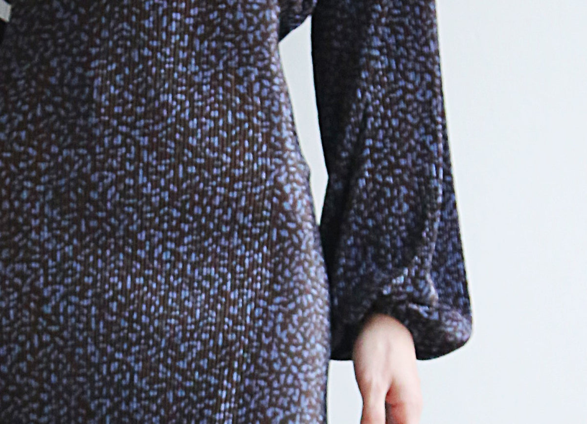 Vestido estilo midi,microestampado azuladol.