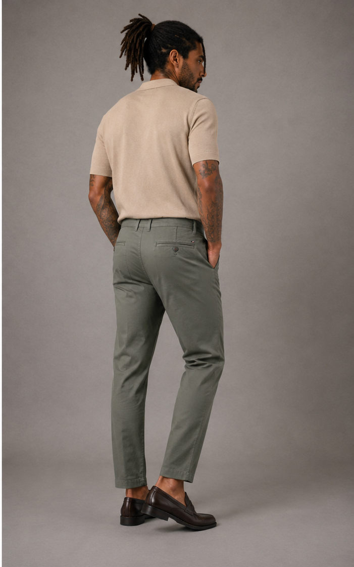 Pantalón chino algodón licra color kaki corte recto