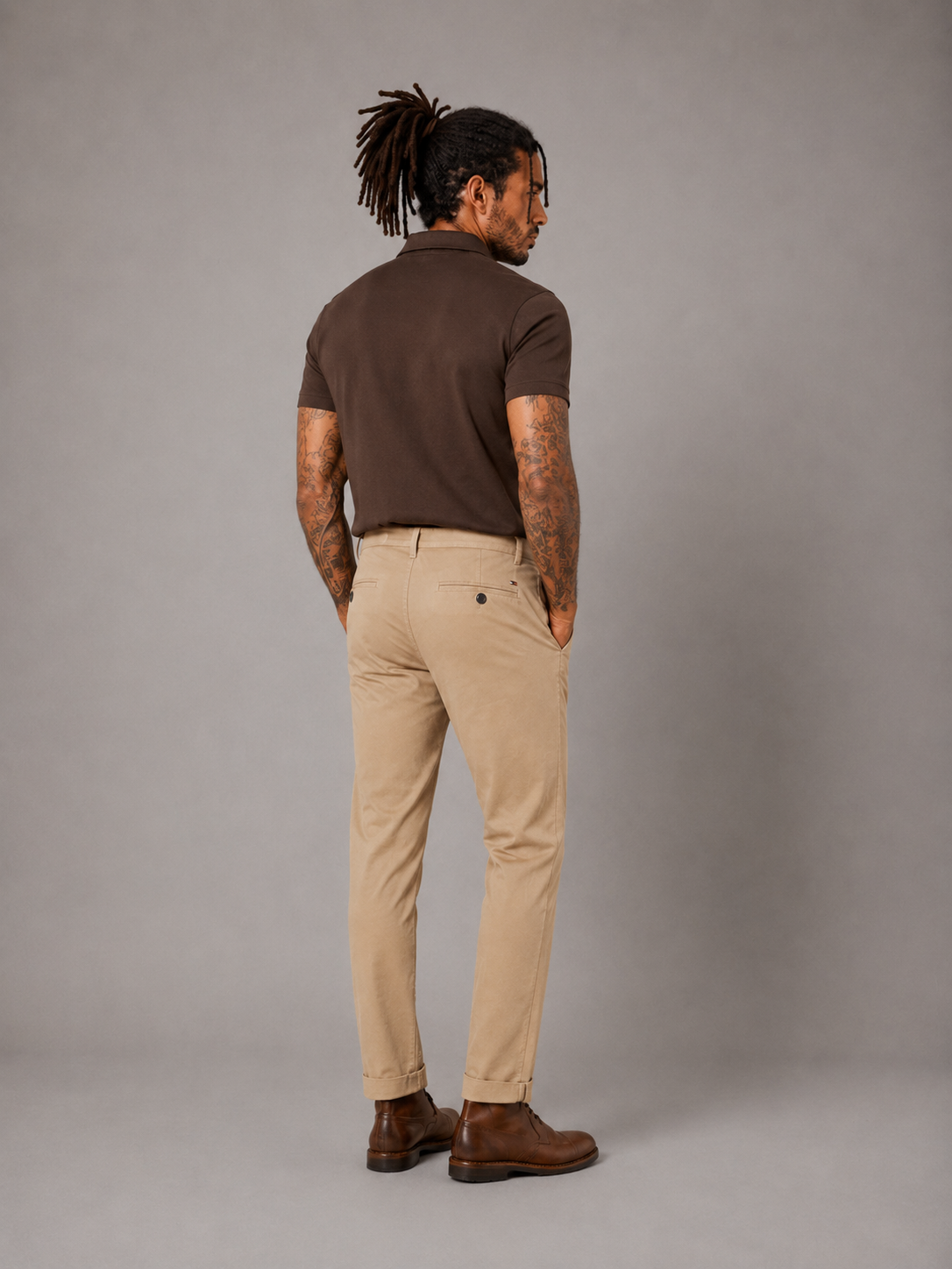 Pantalón chino algodón licra color tostado corte recto