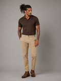 Pantalón chino algodón licra color tostado corte recto