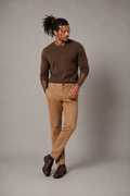 Pantalón chino algodón licra color camel corte recto