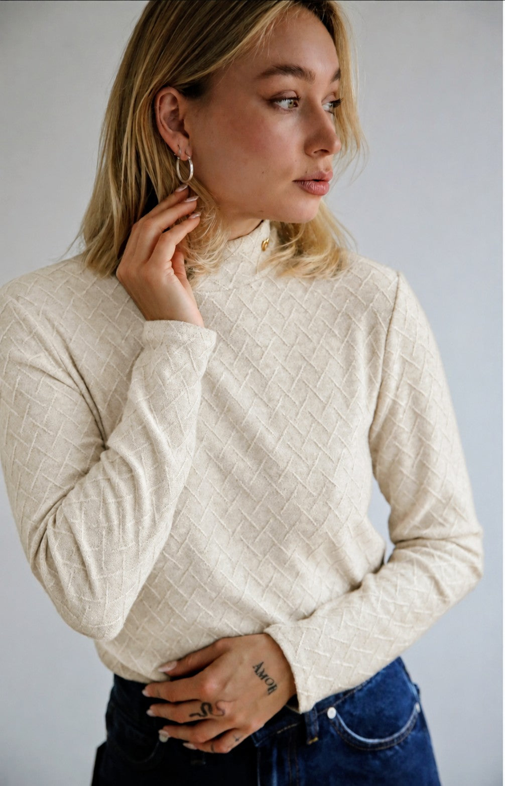 camiseta cuello  perhins con detalles de lurex . color beige fabricada en nuestro taller de España