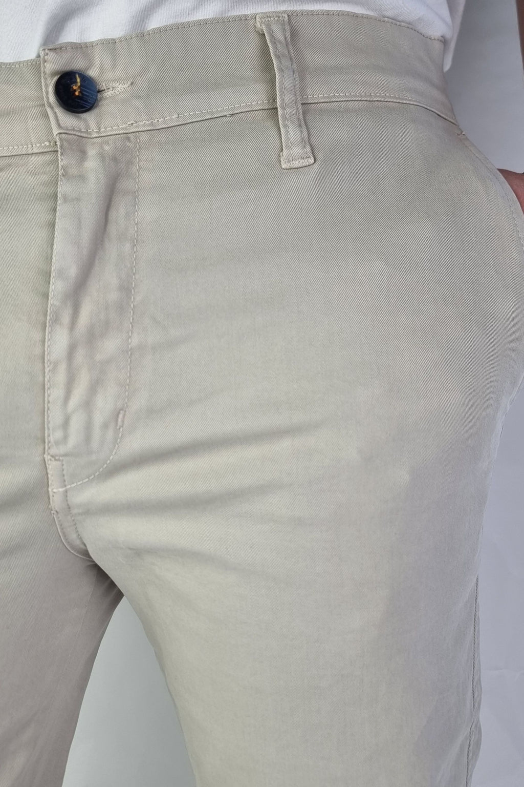 Pantalón chino algodón licra color beige corte recto