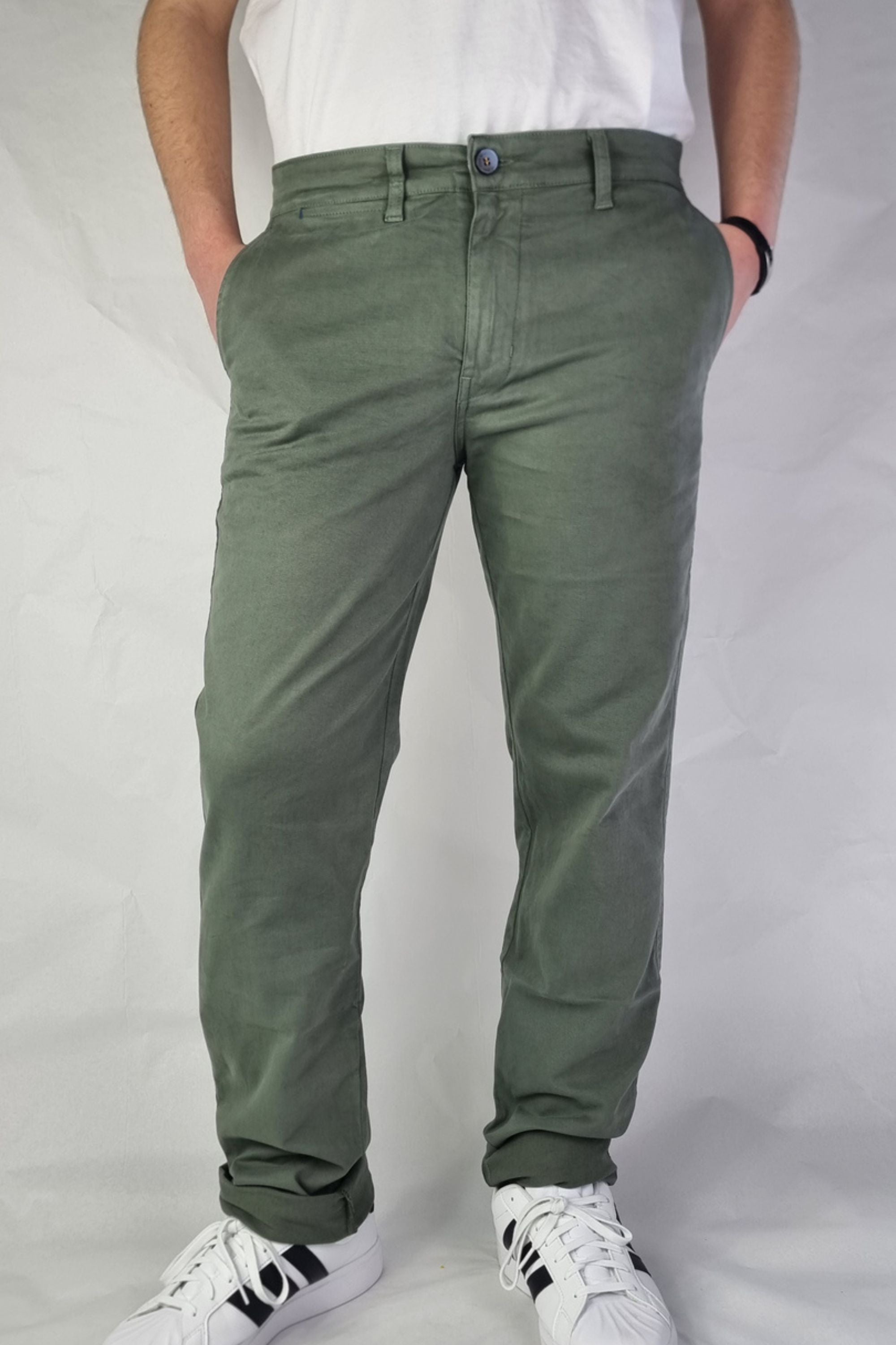 Pantalón chino algodón licra color kaki corte recto
