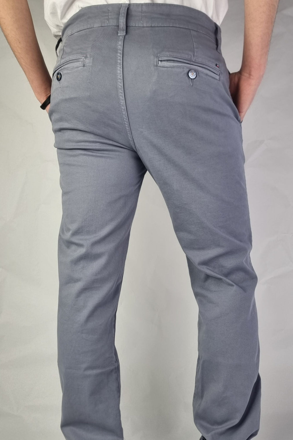 Pantalón chino algodón licra color acero corte recto
