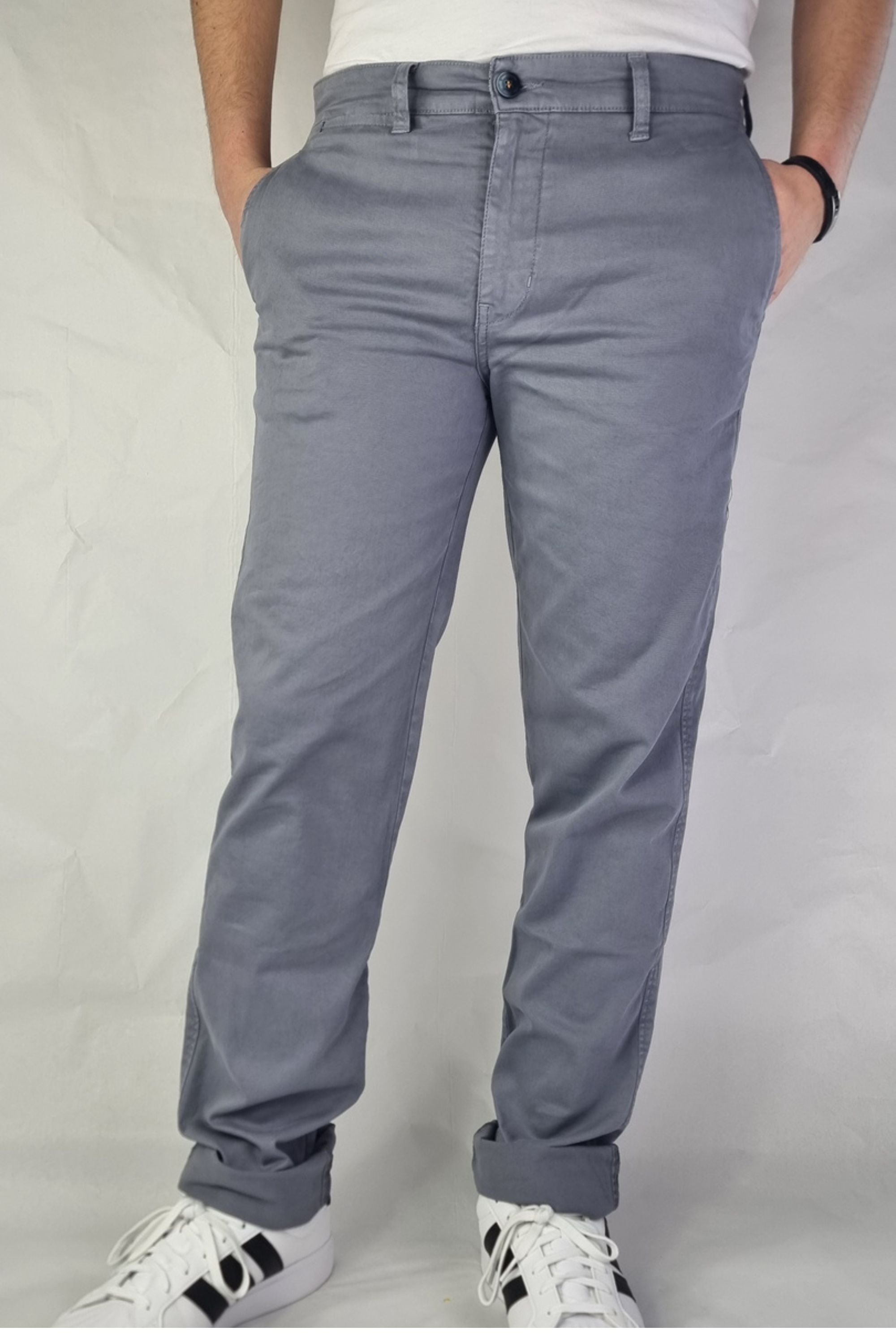 Pantalón chino algodón licra color acero corte recto