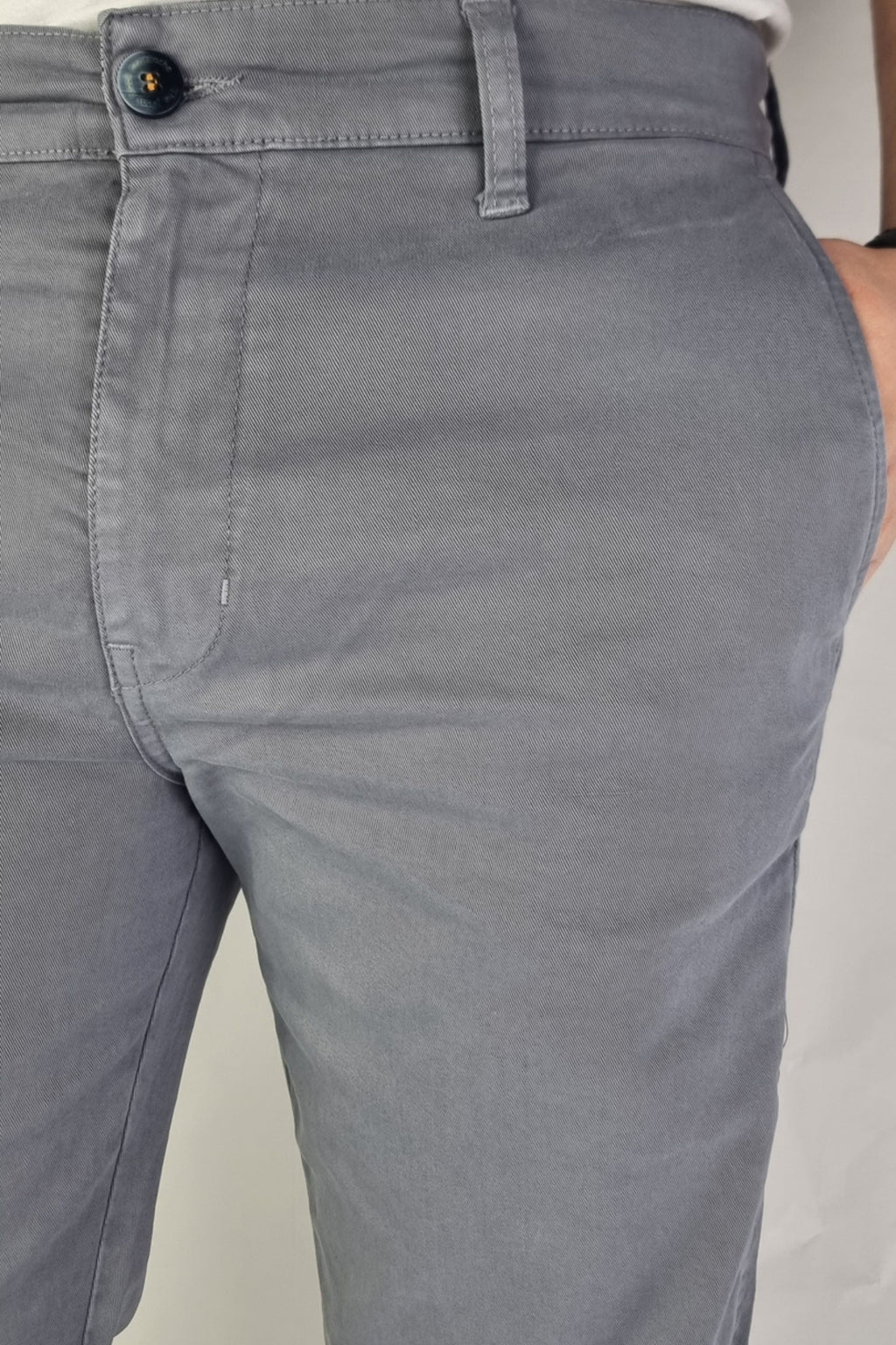 Pantalón chino algodón licra color cemento corte recto