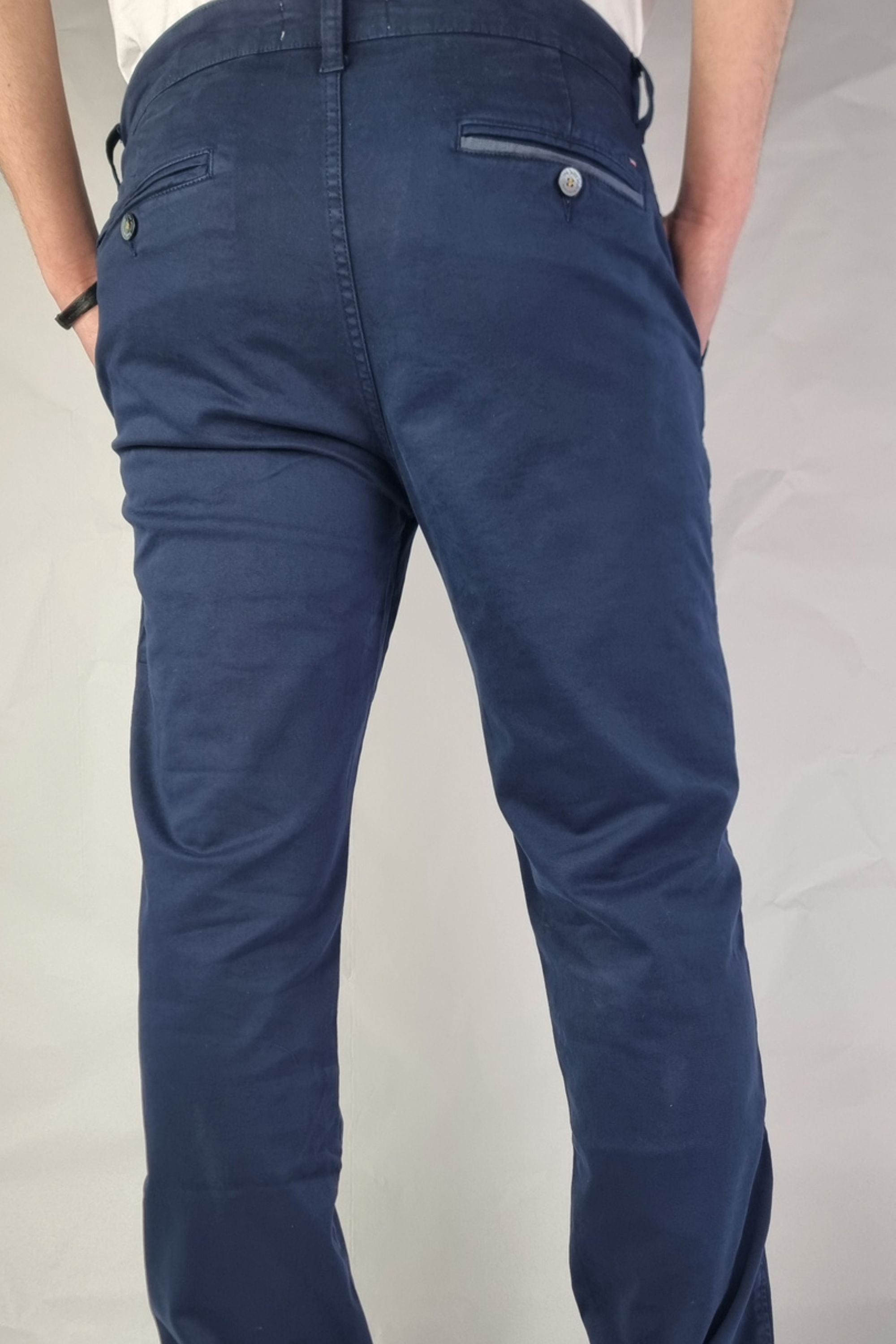 Pantalón chino algodón licra color marino corte recto