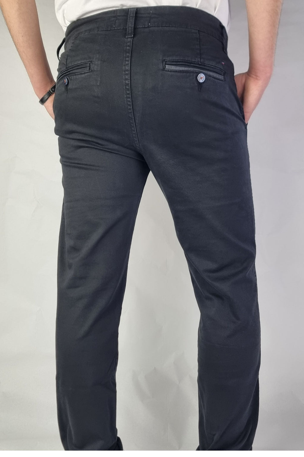 Pantalón chino algodón licra color antracita corte recto