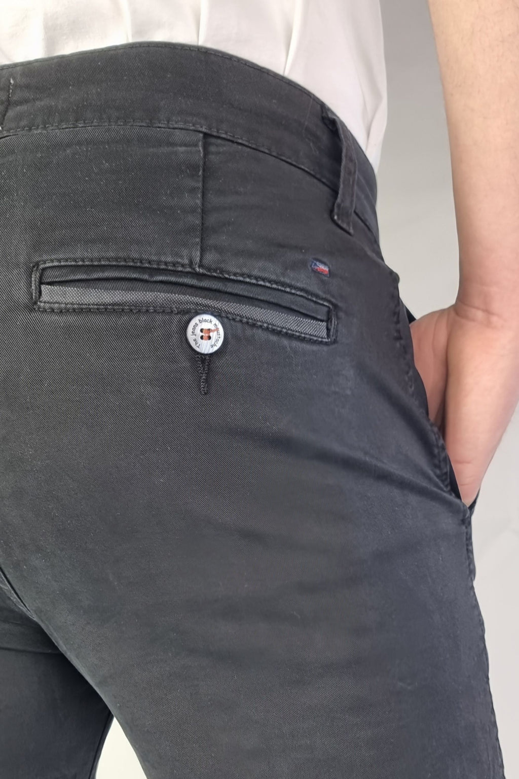 Pantalón chino algodón licra color antracita corte recto