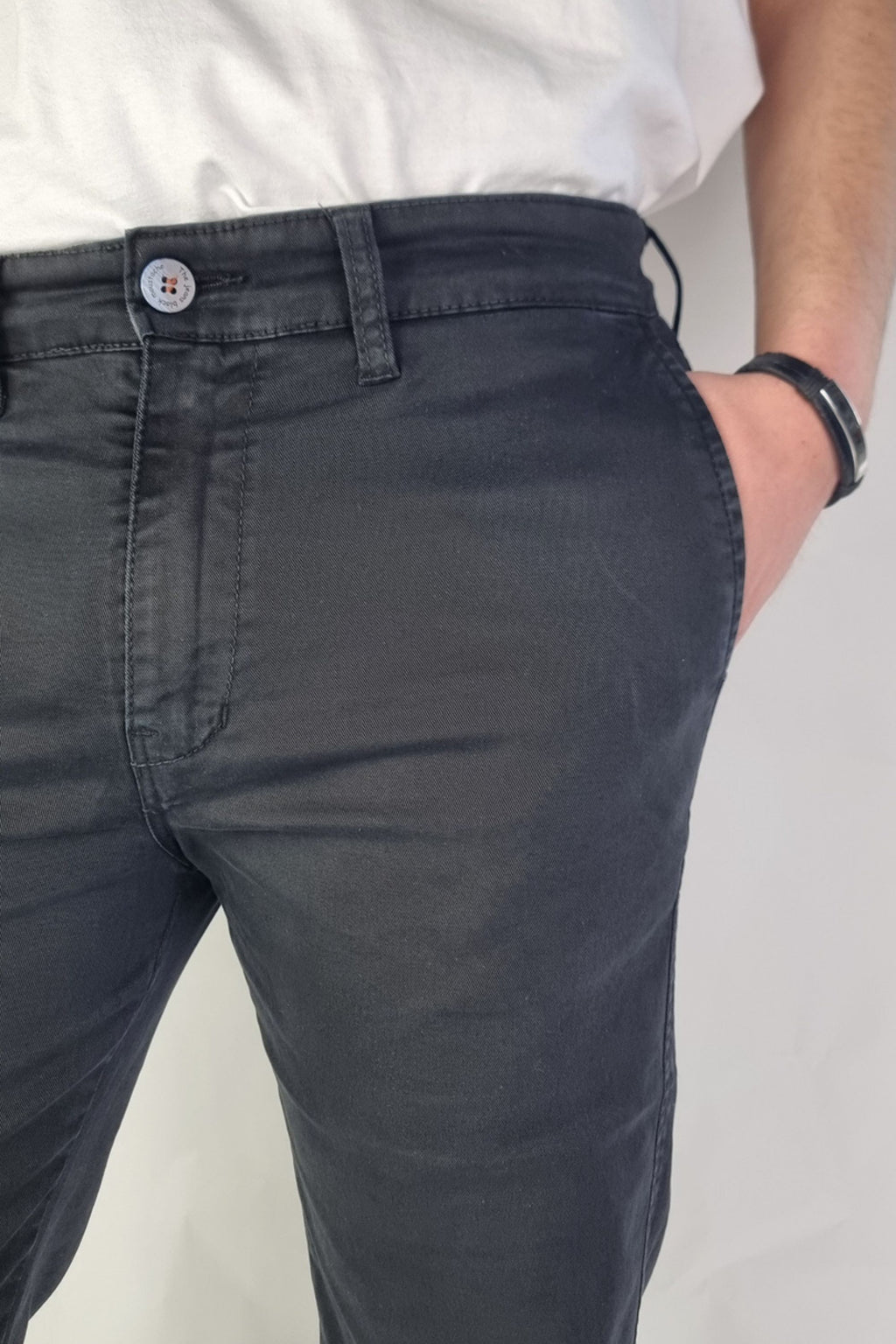 Pantalón chino algodón licra color antracita corte recto