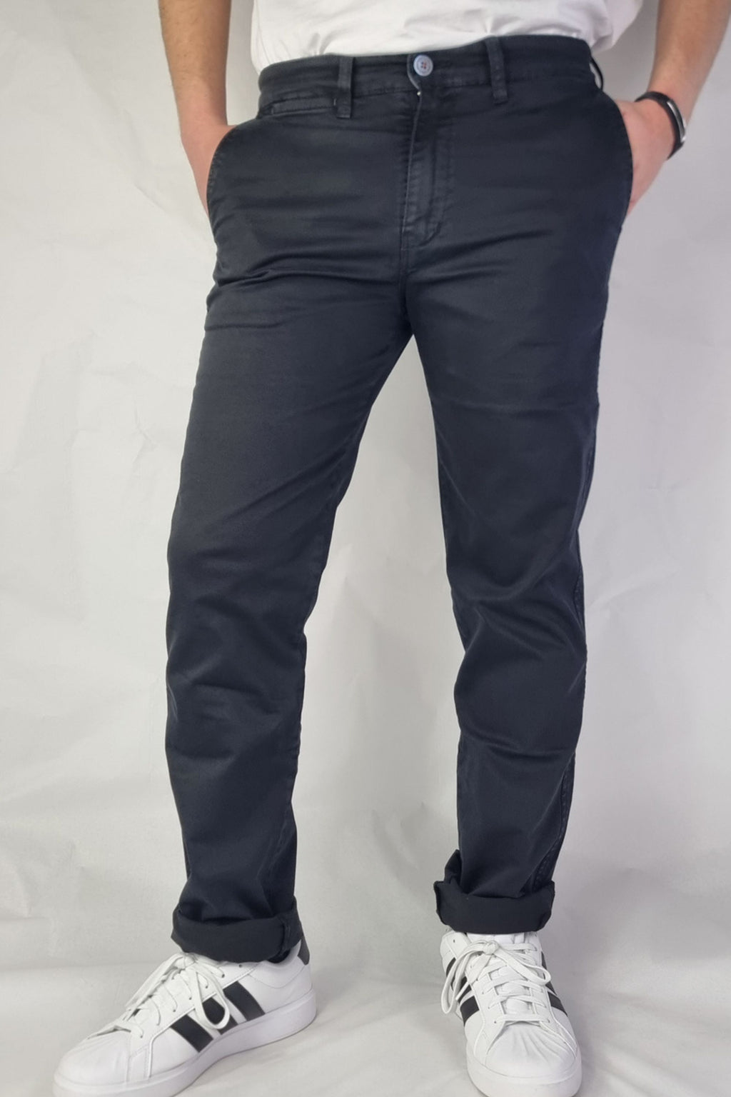 Pantalón chino algodón licra color antracita corte recto