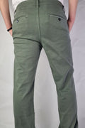 Pantalón chino algodón licra color kaki corte recto