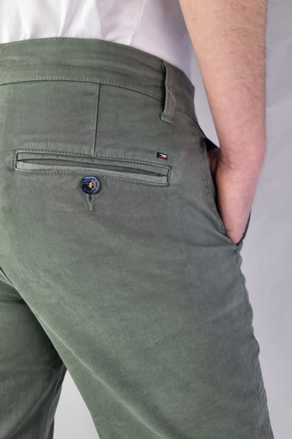 Pantalón chino algodón licra color kaki corte recto