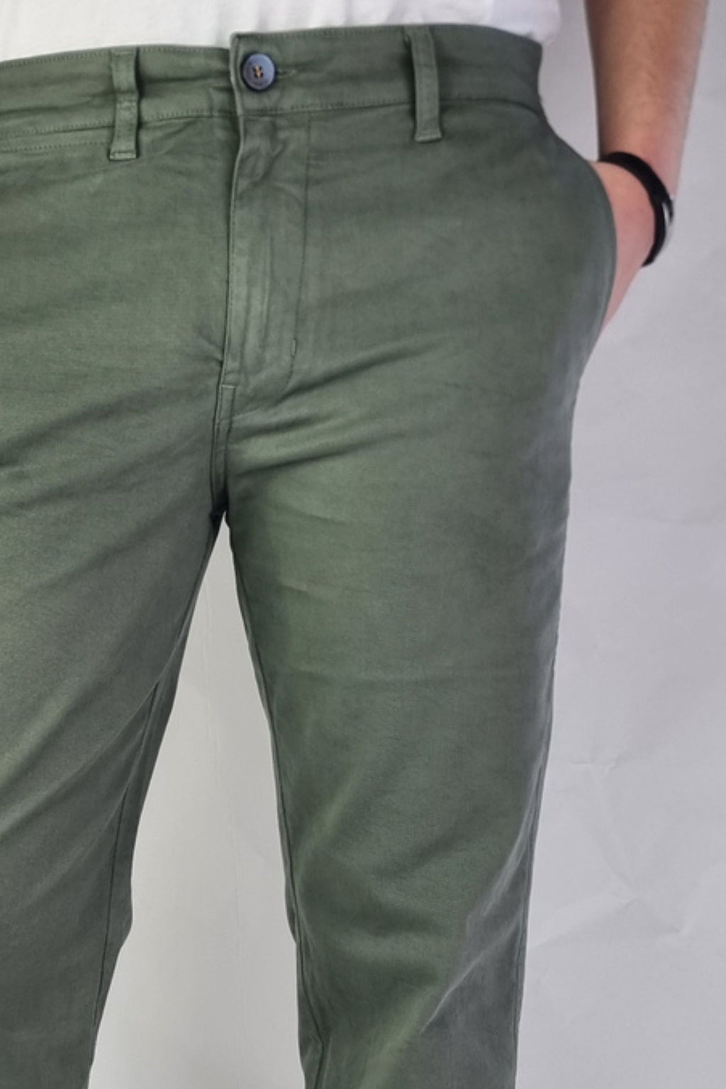 Pantalón chino algodón licra color kaki corte recto