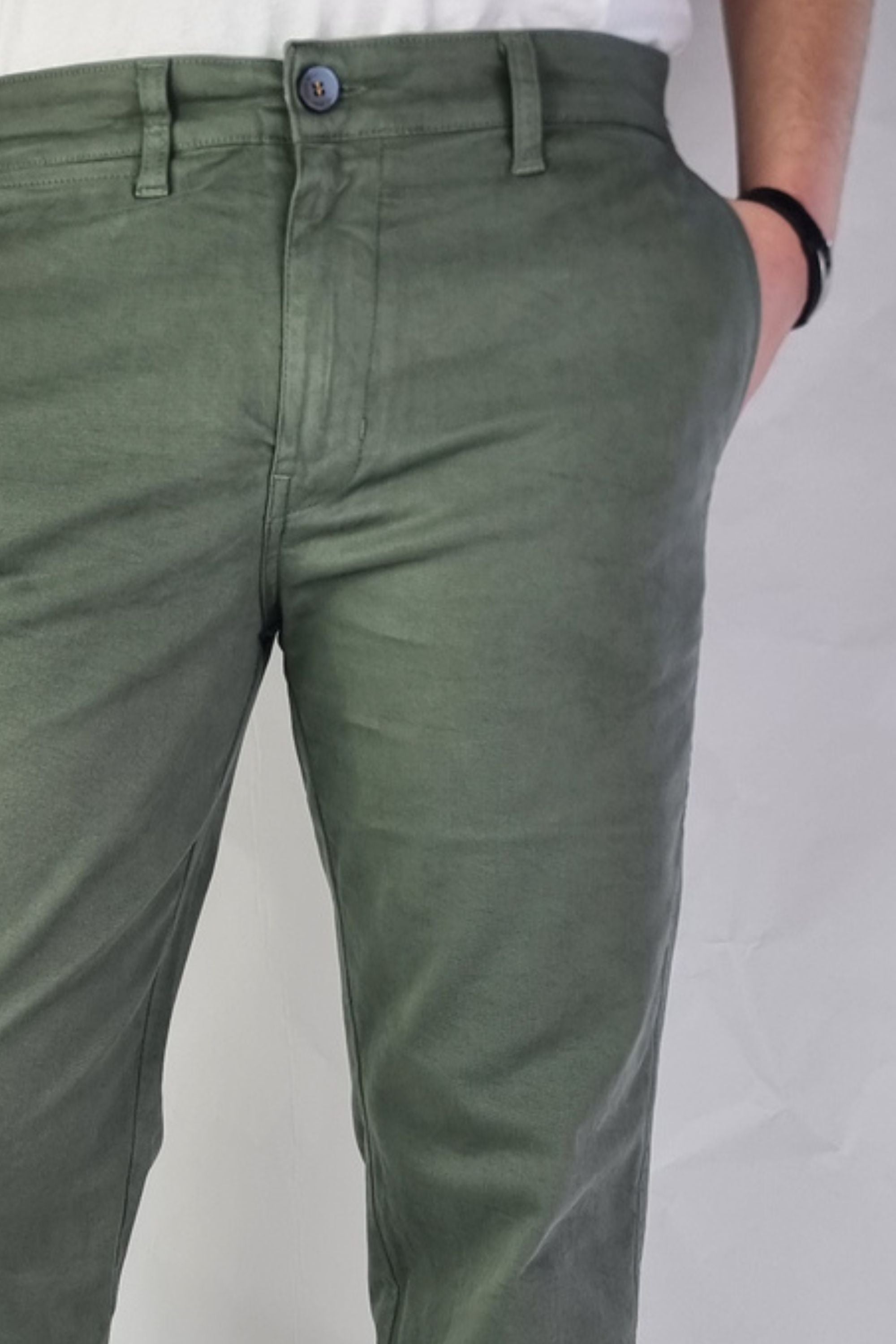 Pantalón chino algodón licra color kaki corte recto