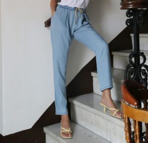 Pantalón fluido con goma en cintura denim acido
