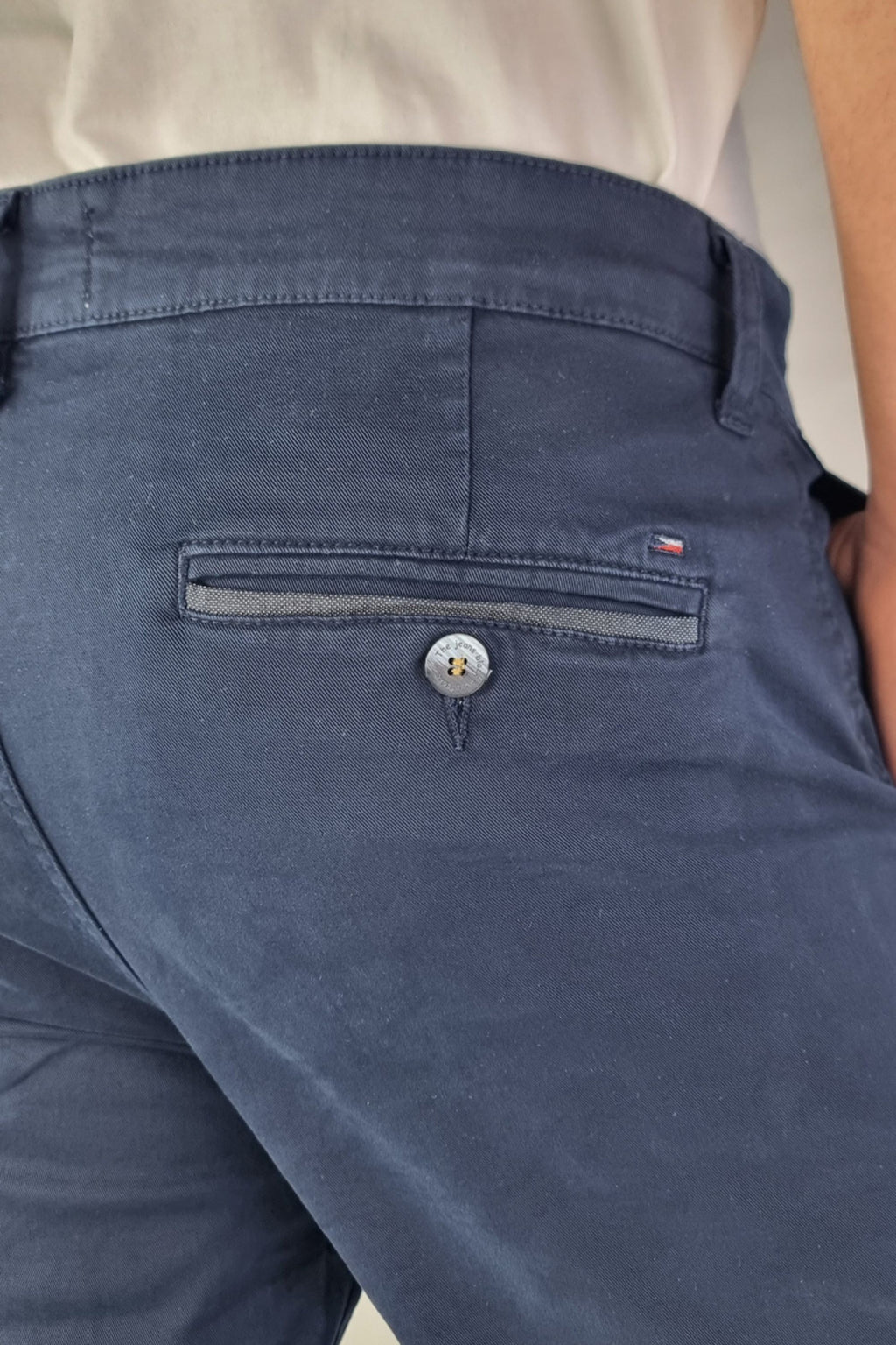 Pantalón chino algodón licra color marino corte recto