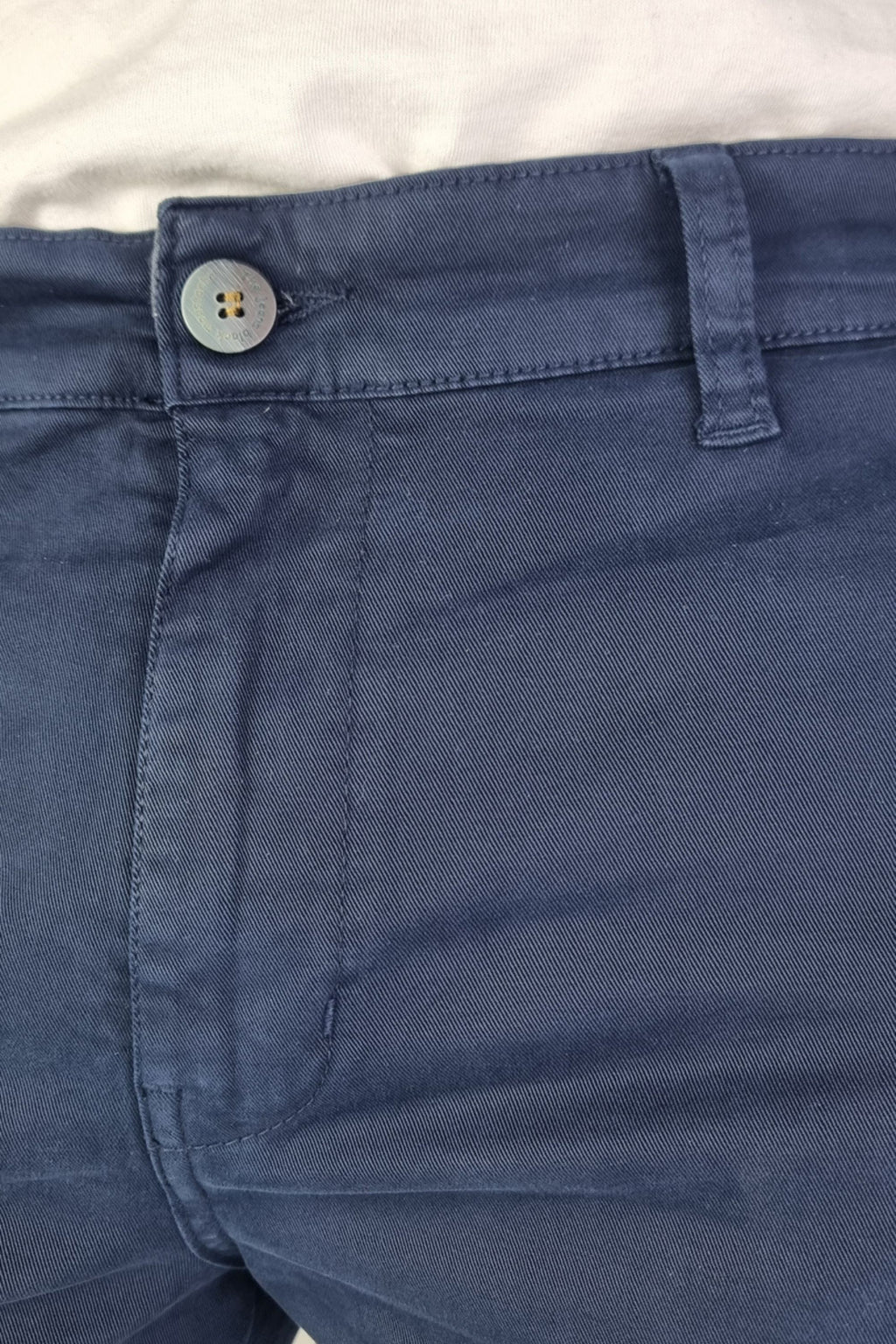 Pantalón chino algodón licra color marino corte recto