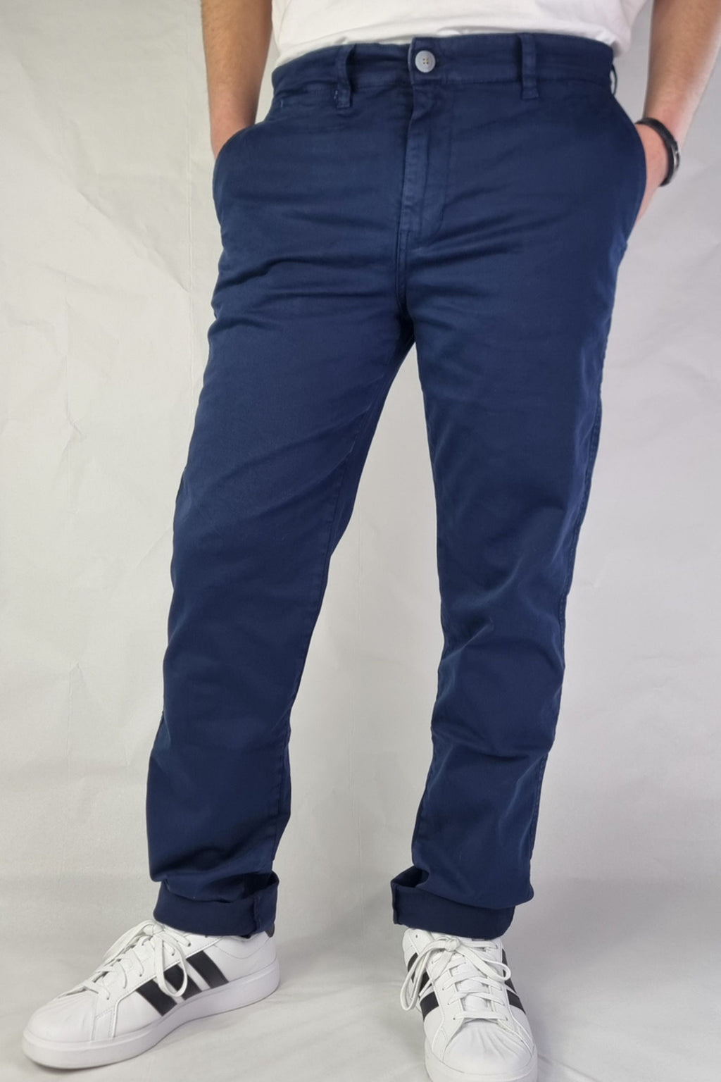 Pantalón chino algodón licra color marino corte recto