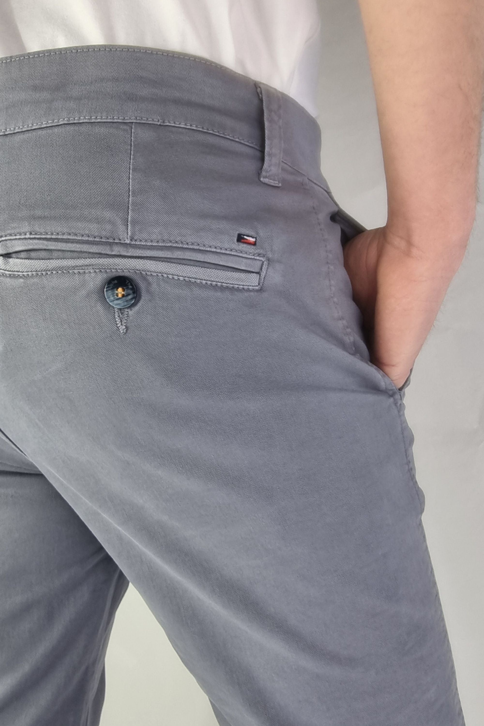 Pantalón chino algodón licra color acero corte recto