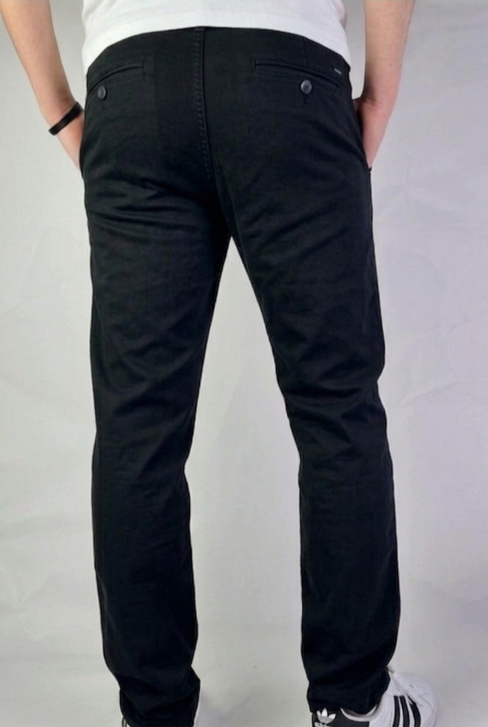 Pantalón chino algodón licra color negro corte recto