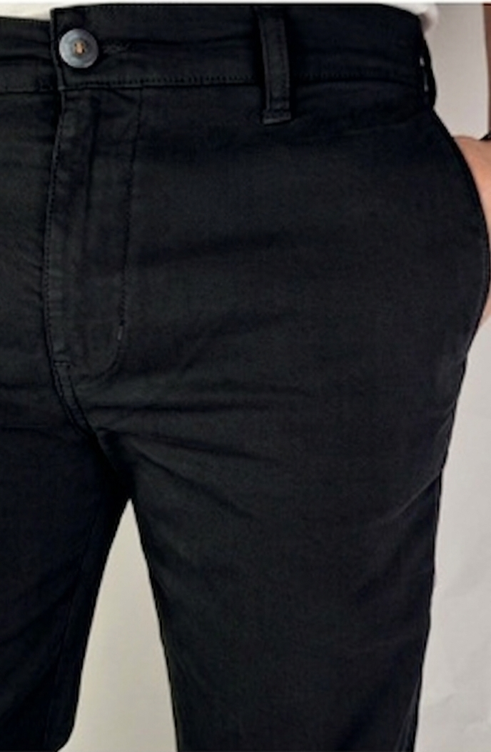 Pantalón chino algodón licra color negro corte recto