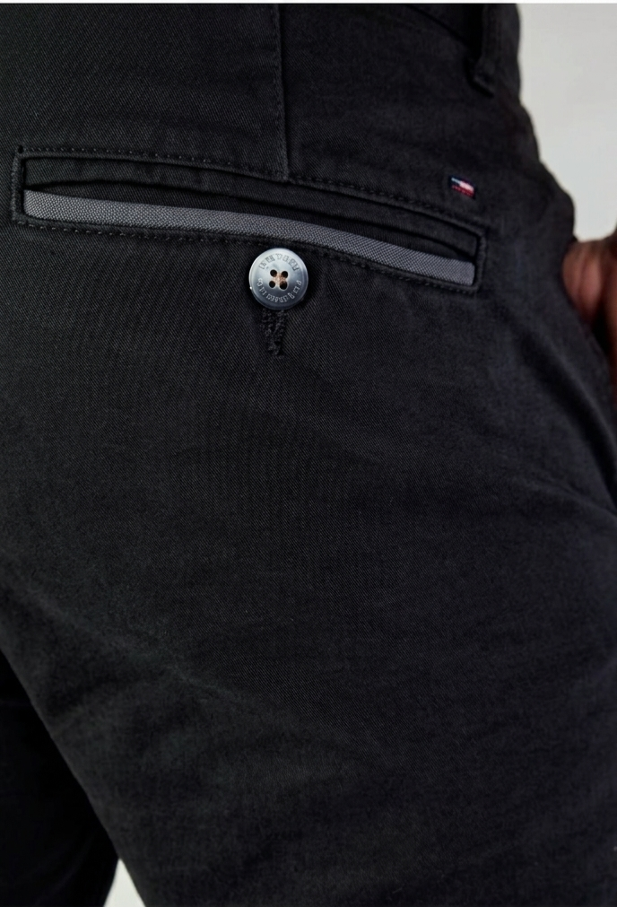 Pantalón chino algodón licra color negro corte recto