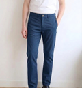 Pantalón chino regular fit tencel color marino