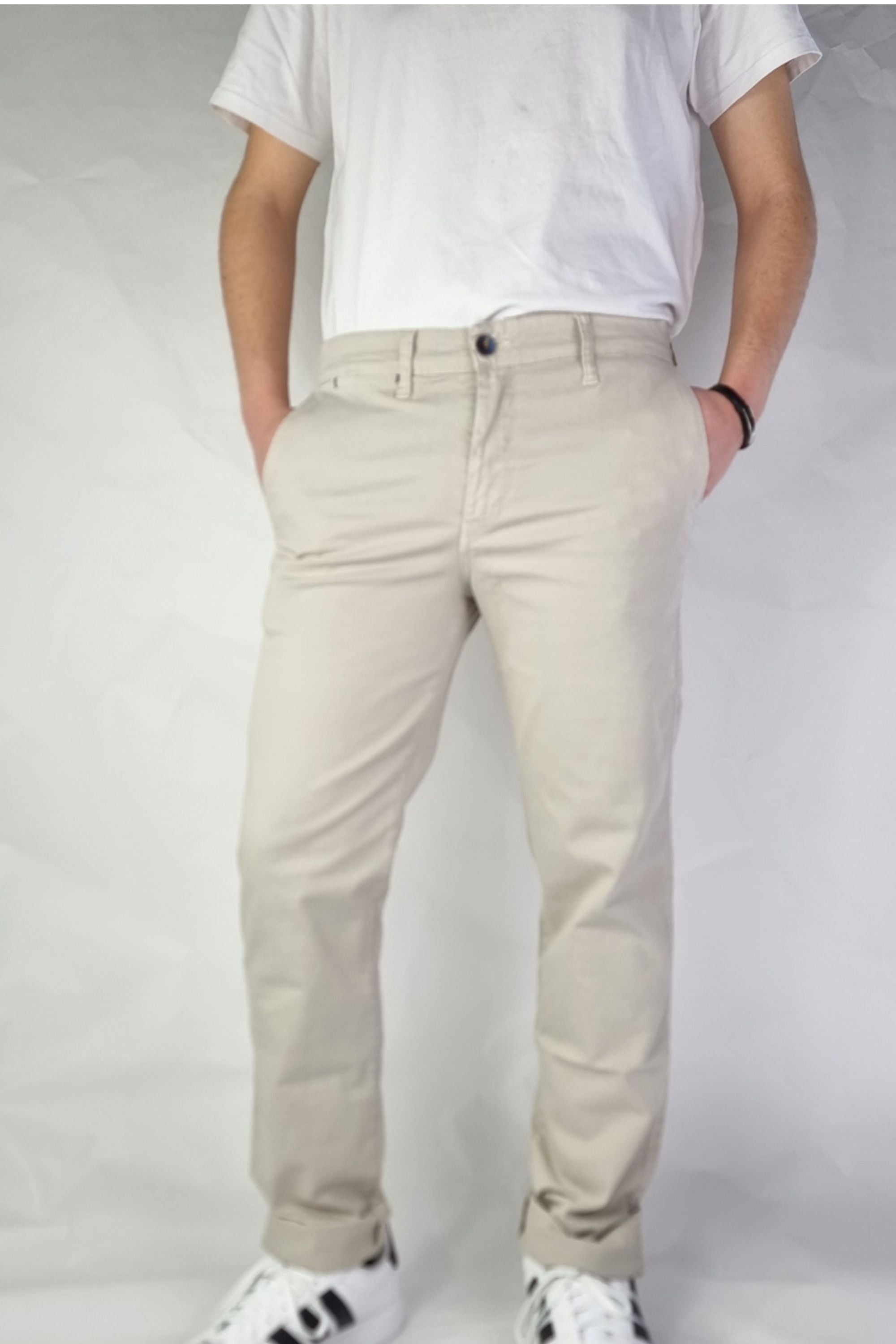 Pantalón chino algodón licra color beige corte recto