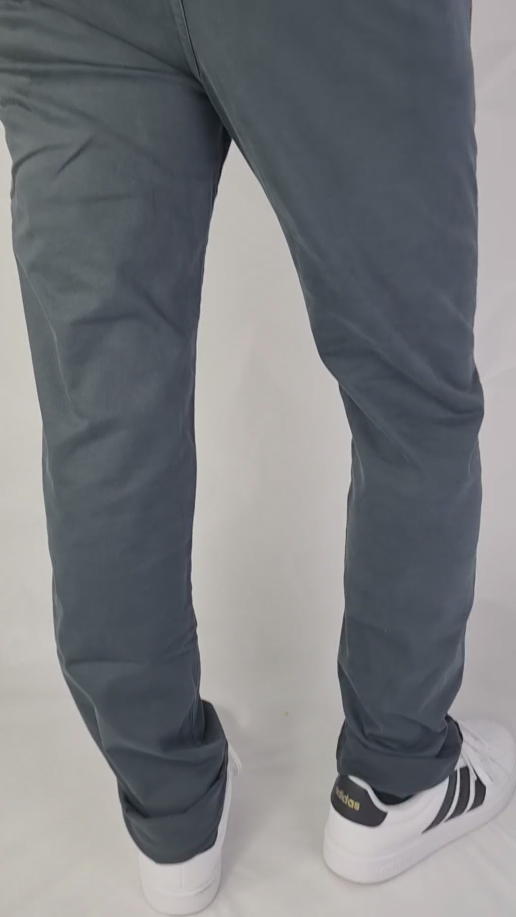 Pantalón chino algodón licra color cemento corte recto