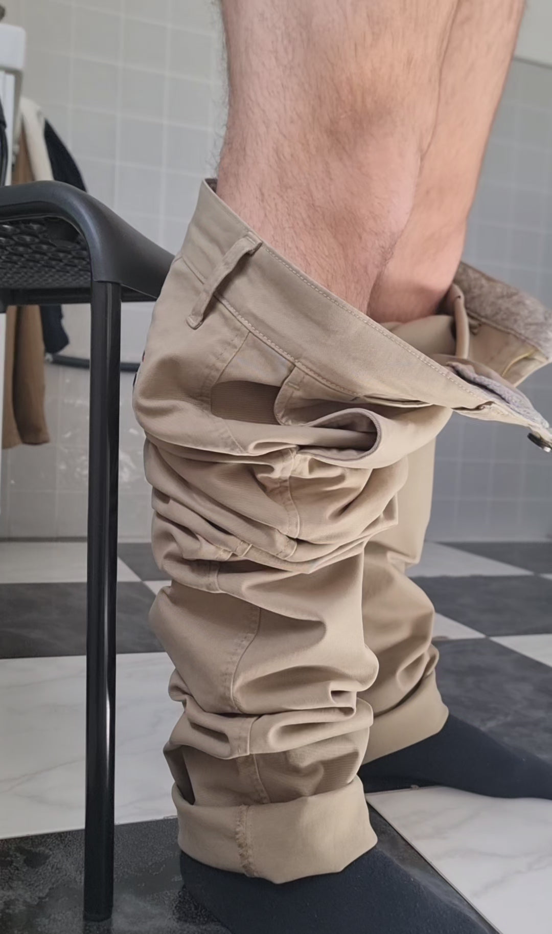 Pantalón chino algodón licra color tostado corte recto