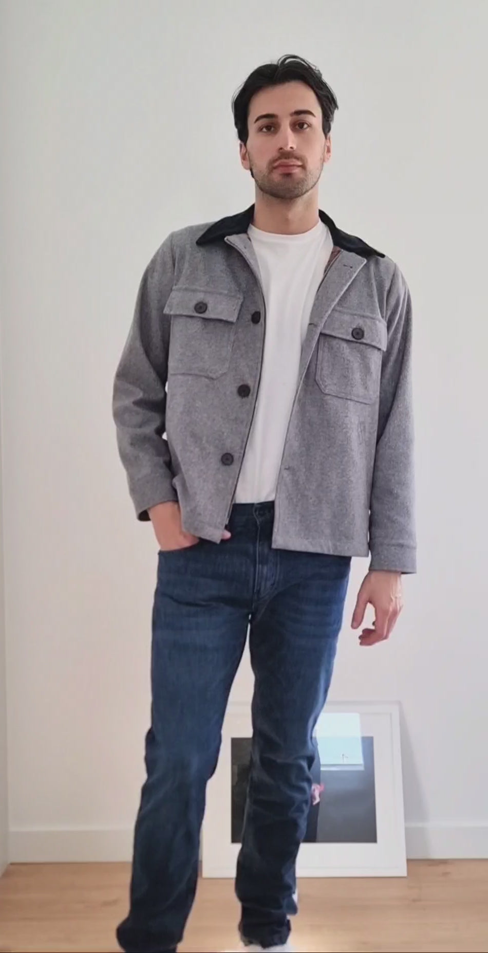 Chaqueta estilo work, cazadora de paño, bolsillos de plastrón, cierre mixto, diseño estructurado.