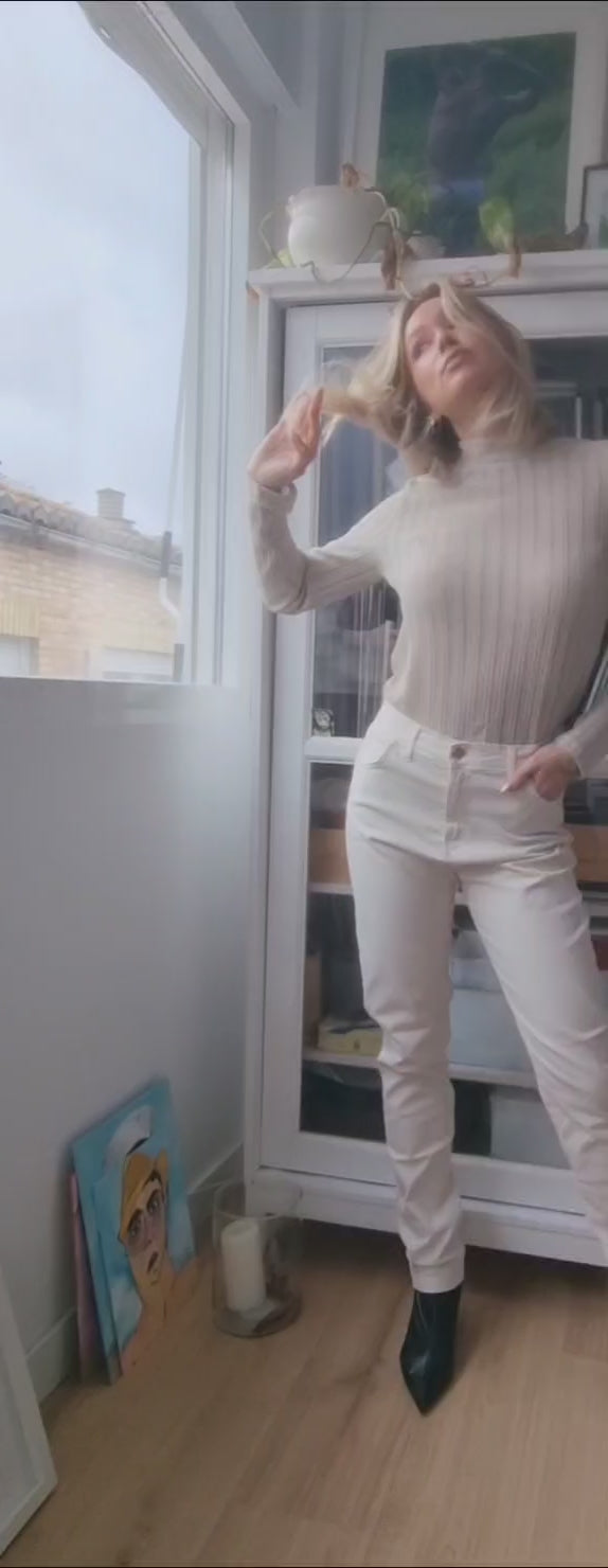 Pantalón con lycra, elástico, cinco bolsillos, corte recto.