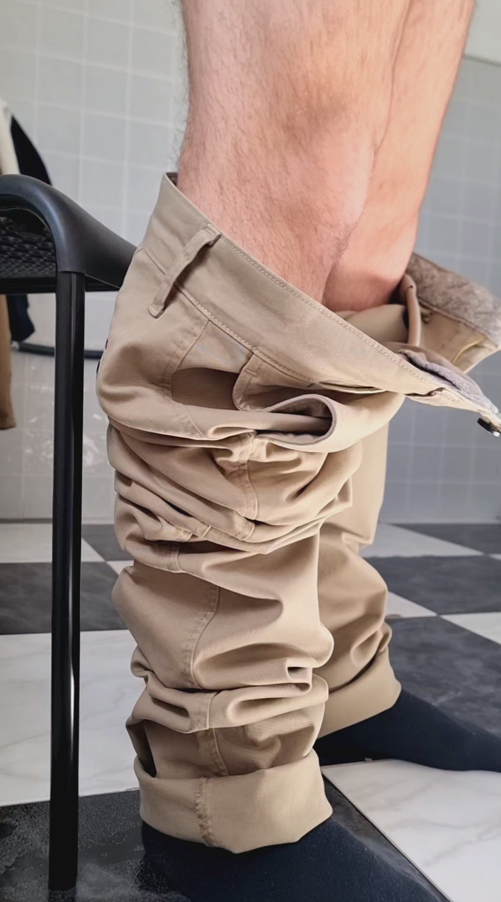 Pantalón chino algodón licra color camel corte recto