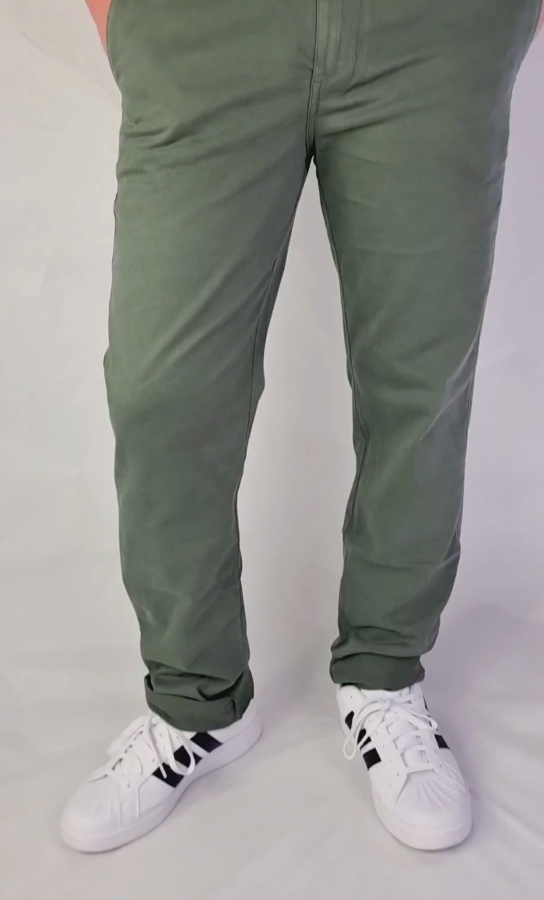 Pantalón chino algodón licra color kaki corte recto