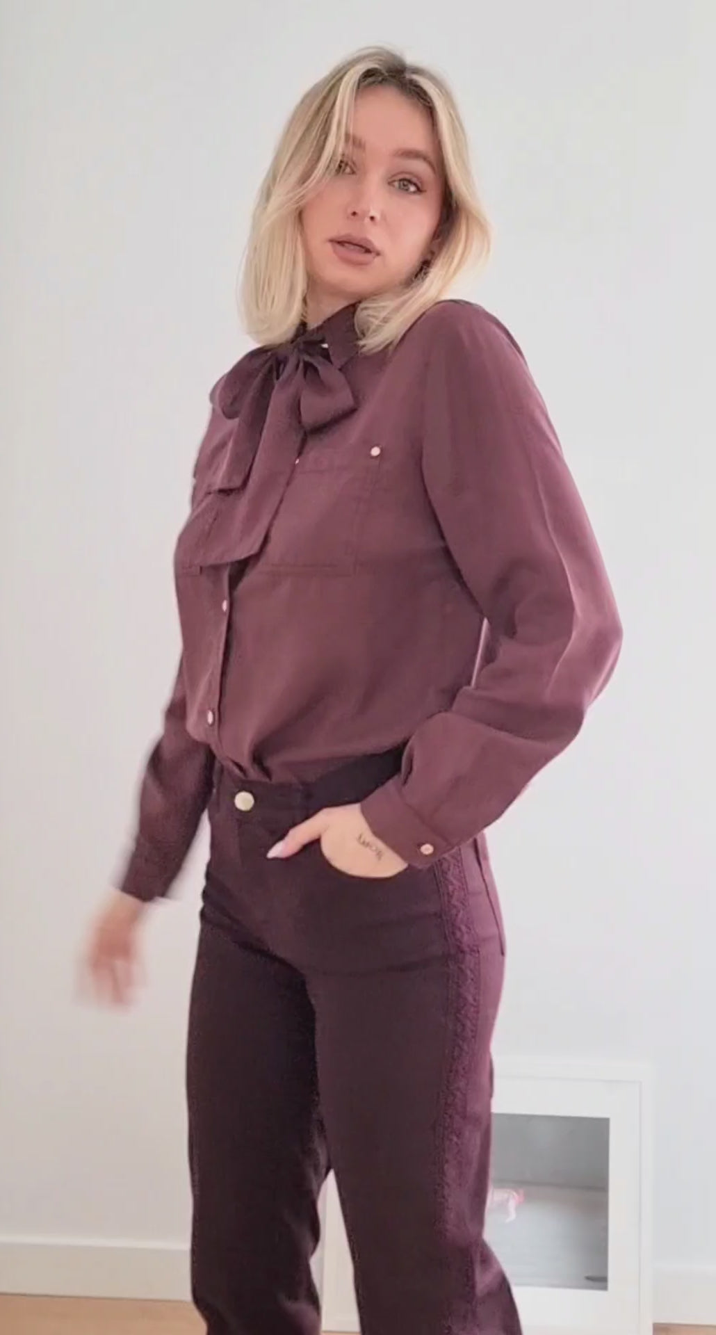 Camisa fluida,   con lazada.