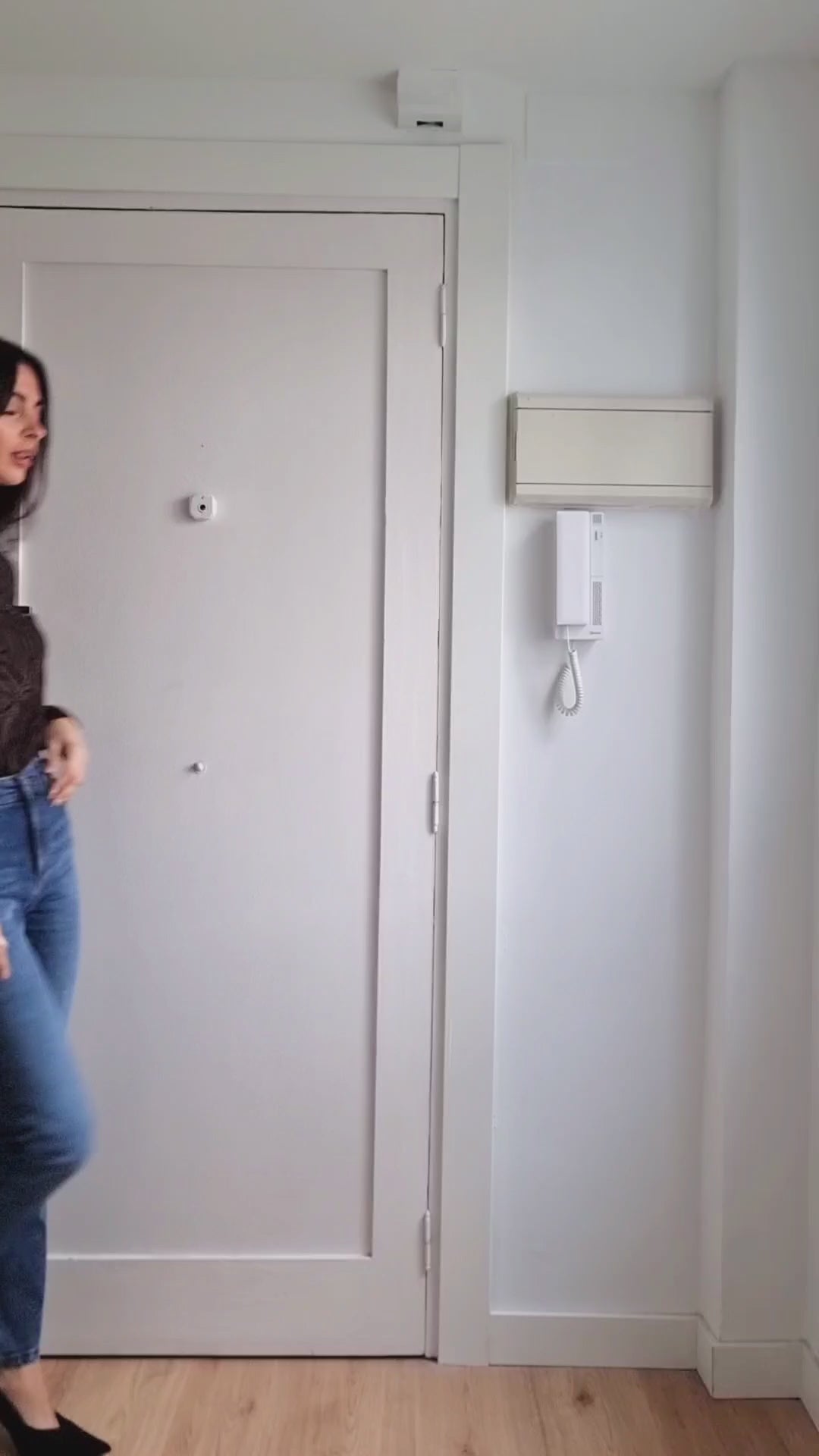 Pantalón denim con licra, corte recto, tiro alto, cinco bolsillos, goma en cinturilla.