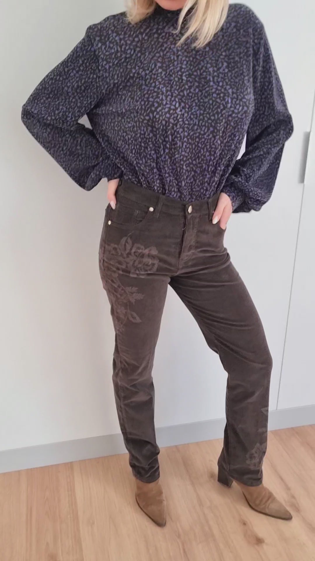 Blusa estilo romántico, micro-estampado, cuello alto perkins.