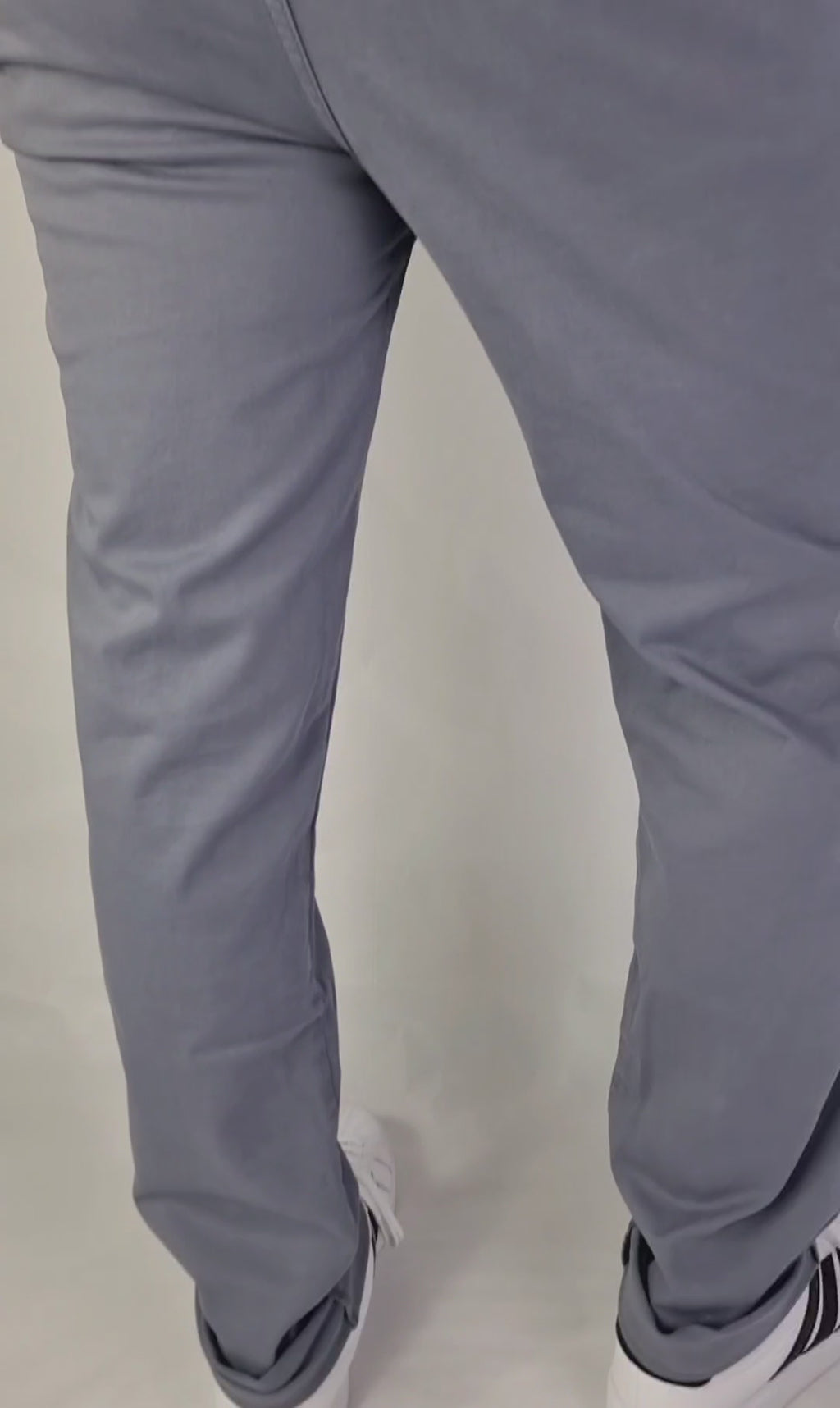 Pantalón chino algodón licra color acero corte recto