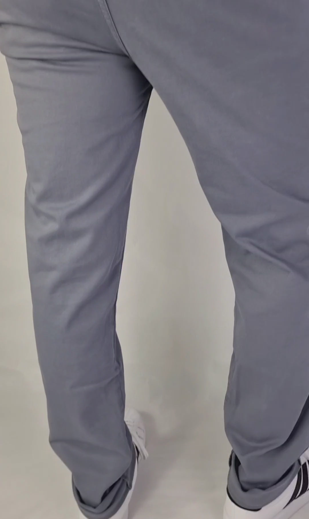 Pantalón chino algodón licra color acero corte recto