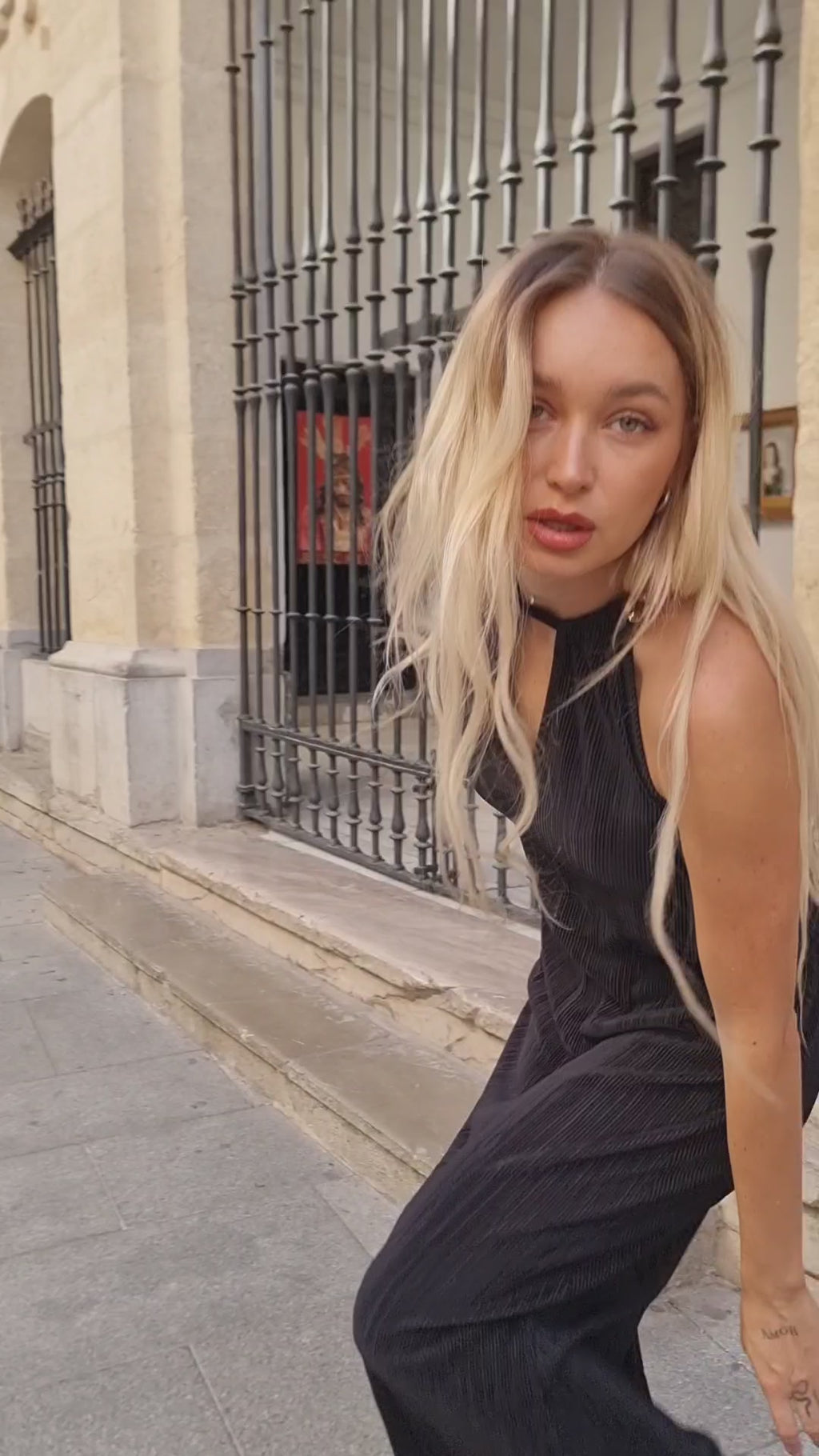 Vestido largo plisado con cadenas